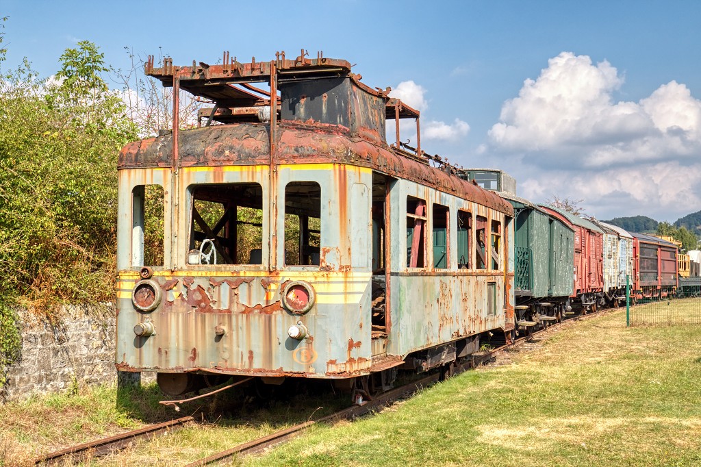 HDR urbex trein train chemin de fer Junkyard urban graffiti oldtimer junk decay vervallen abandoned abondonne vandalisme